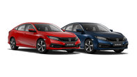 Driekwart vooraanzicht van vier- en vijfdeurs Honda Civic