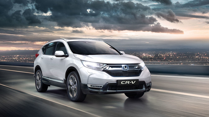 Driekwart vooraanzicht van Honda CR-V met ingeschakeld grootlicht