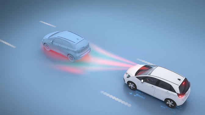 Honda-personenwagen die achter een andere auto rijdt waarbij detectiesignaal in Collision Management wordt weergegeven