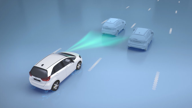 Honda-personenwagen die langs verkeersbord met snelheidslimiet rijdt en deze detecteert