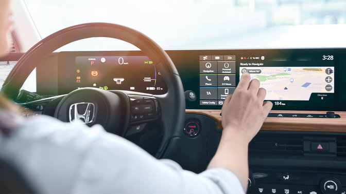 Bestuurder op GPS-scherm bezig is