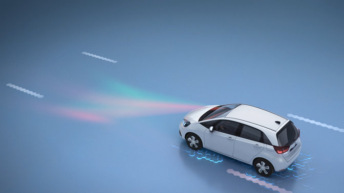Vooraanzicht van rijdende Honda CR-V waarbij Road Departure Mitigation wordt getoond