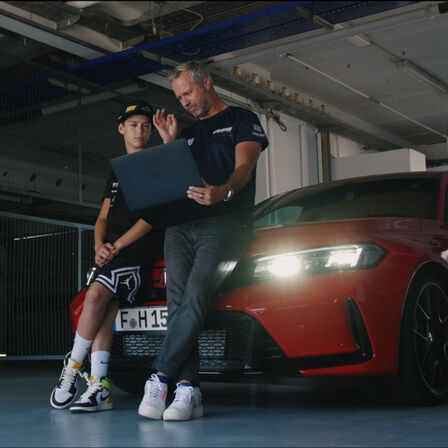 Tiago en Noah zitten in een Honda type R met Honda's LogR app