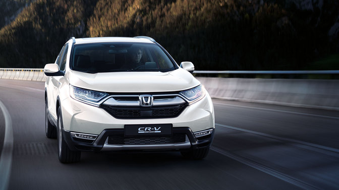 Vooraanzicht Honda CR-V, rijdend in de bergen.