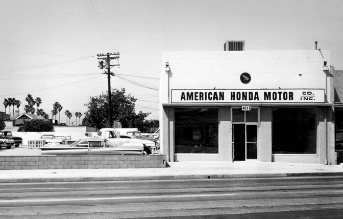 Een oude foto van The Honda Motor Co. in Los Angeles.