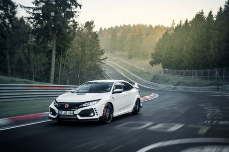 Driekwart vooraanzicht van Honda Civic Type R op de Nürburgring.