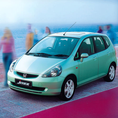 Driekwart vooraanzicht van Honda Jazz op kustlocatie.