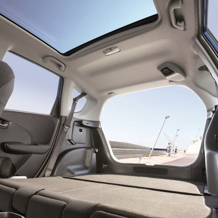 Driekwart achteraanzicht van interieur van Honda Jazz met vertoning van neergeklapte Magic Seats.