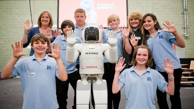 Asimo en pupillen in Honda's School of Dreams.