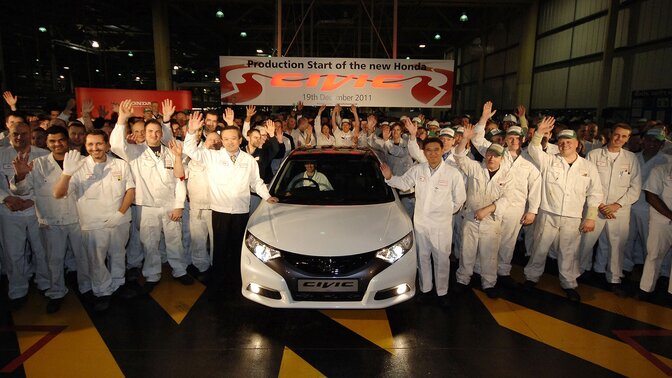 Vooraanzicht van Honda Civic 5-deurs met medewerkers.