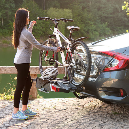 Close-up van Honda Civic 4-deurs met fietsendrager.