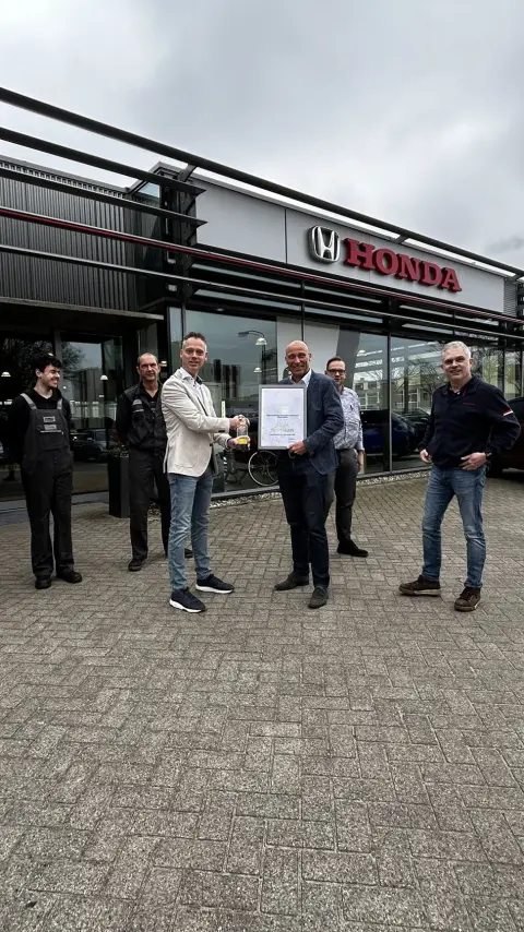 Franse verdeler ontvangt zijn Sales-prijs. 