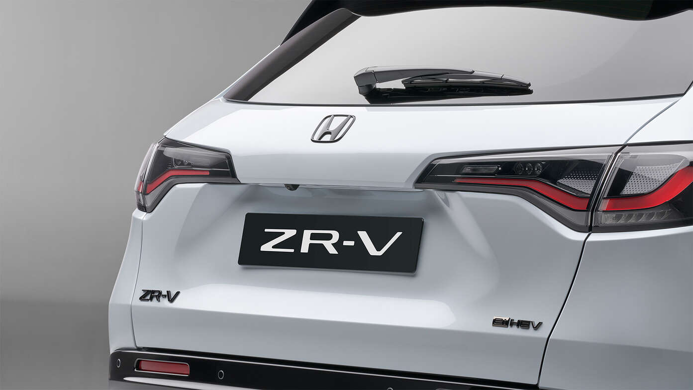 Driekwart vooraanzicht ZR-V met Black Emblem Pack