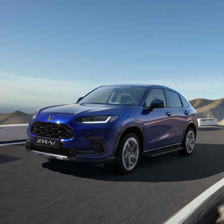 Driekwart vooraanzicht Honda ZR-V met het Robust Pack in een bergachtige omgeving.