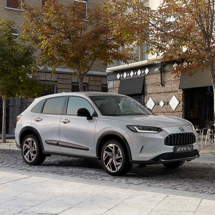 Driekwart vooraanzicht Honda ZR-V met Premium Black Pack in de stad.