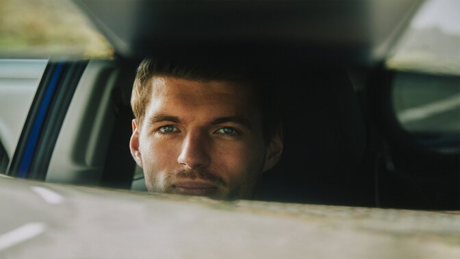 Max Verstappen kijkt in de binnenspiegel van de ZR-V Hybrid SUV.