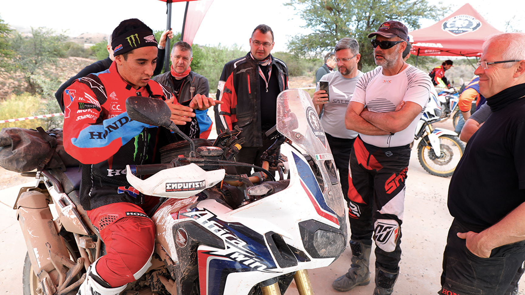 HRC-rijder op Africa Twin geeft briefing