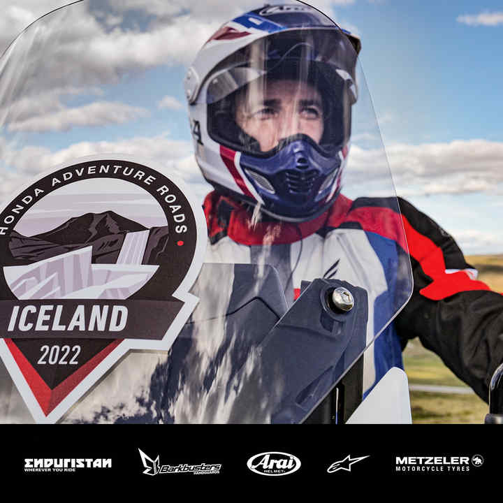 Een man op een Honda motorfiets in IJsland