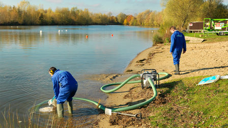 Vuilwaterpomp in gebruik door modellen, meerlocatie.