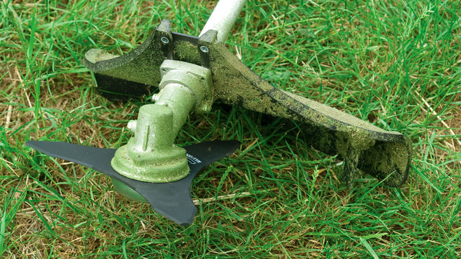 Honda ruggedragen bosmaaiers, close-up van drietandsmes.