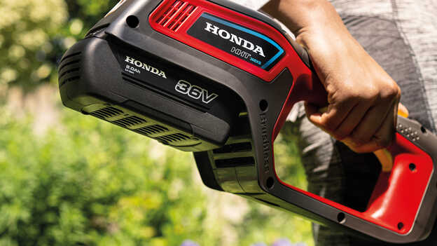 Close-up van model met Honda accu grastrimmer