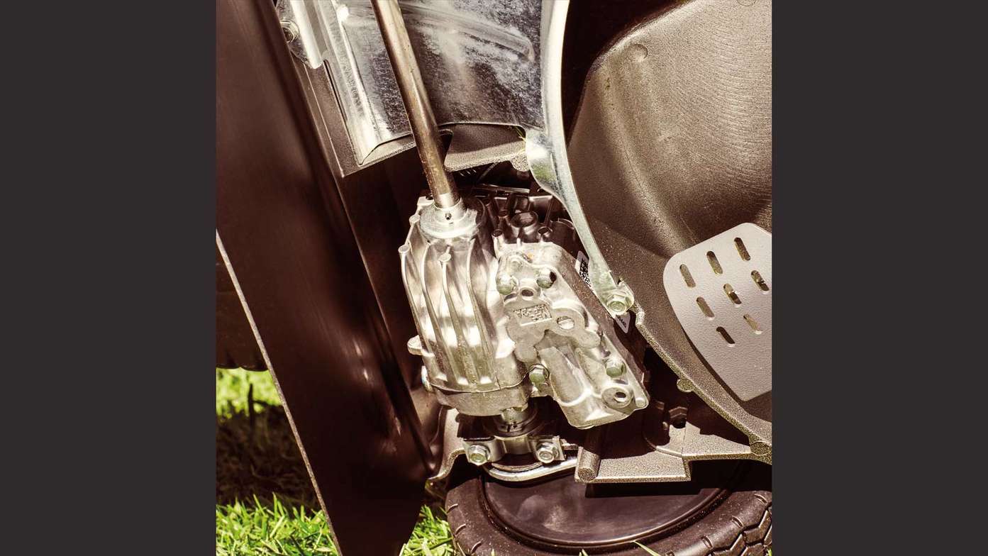 Close up van Honda HRD gietijzeren aandrijfas op grasmaaier