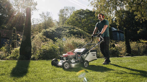 Man duwt Honda HRH in de tuin