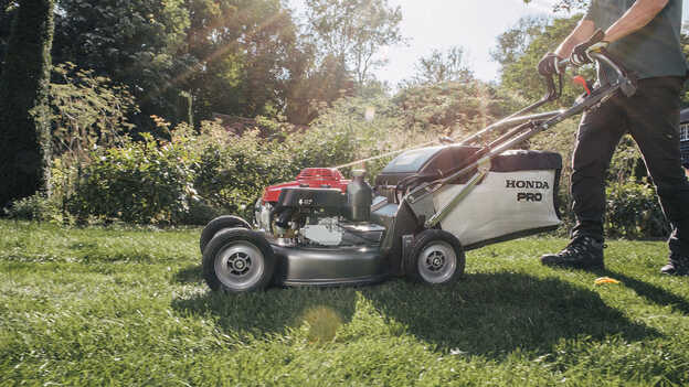 Zijaanzicht van Honda HRH die wordt gebruikt in een tuin. 