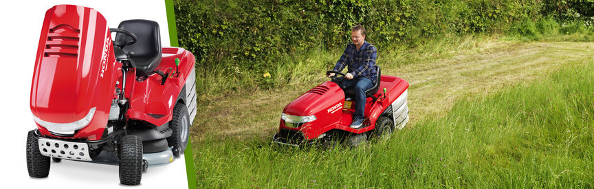 Links: Honda zitmaaier, driekwart vooraanzicht, zicht op linkerkant. Rechts: zitmaaier, in gebruik door model, tuinlocatie.