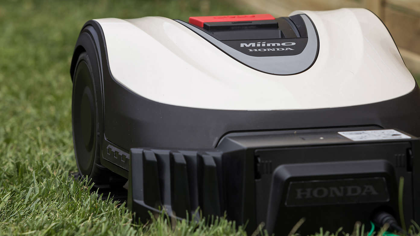 Vooraanzicht van Honda Miimo in een tuin.
