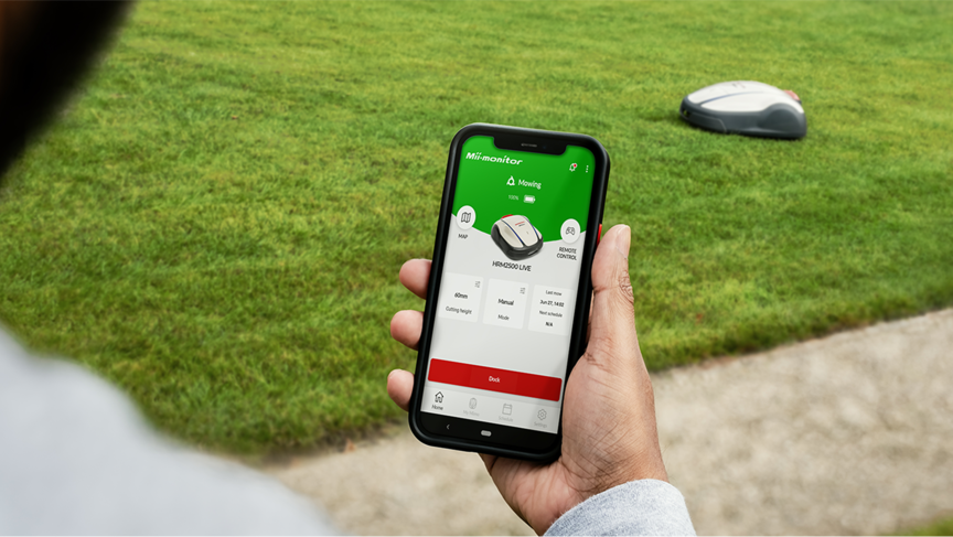 Persoon die een telefoon vasthoudt en naar een applicatie kijkt