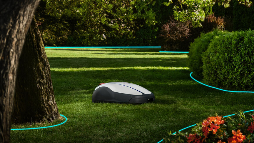 Persoon die een telefoon vasthoudt en naar een applicatie kijkt