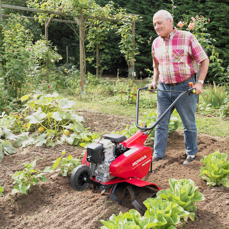 Compacte tuinfrees, in gebruik door model, tuinlocatie.