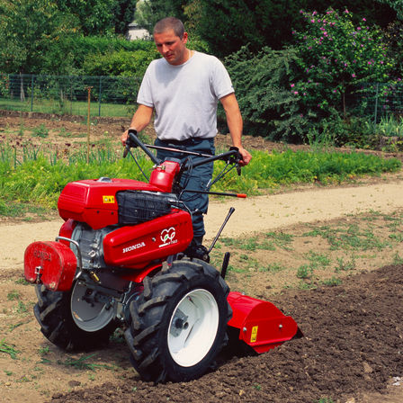 Tweewielige trekker, in gebruik door model, tuinlocatie.