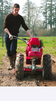 Tweewielige trekker, in gebruik door model, tuinlocatie.