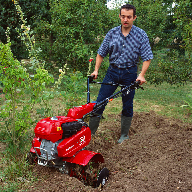 Tweewielige trekker, in gebruik door model, tuinlocatie.