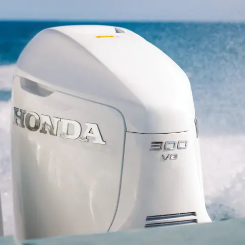 Close-up van de BF350-motoren op de achterkant van de boot in zee.