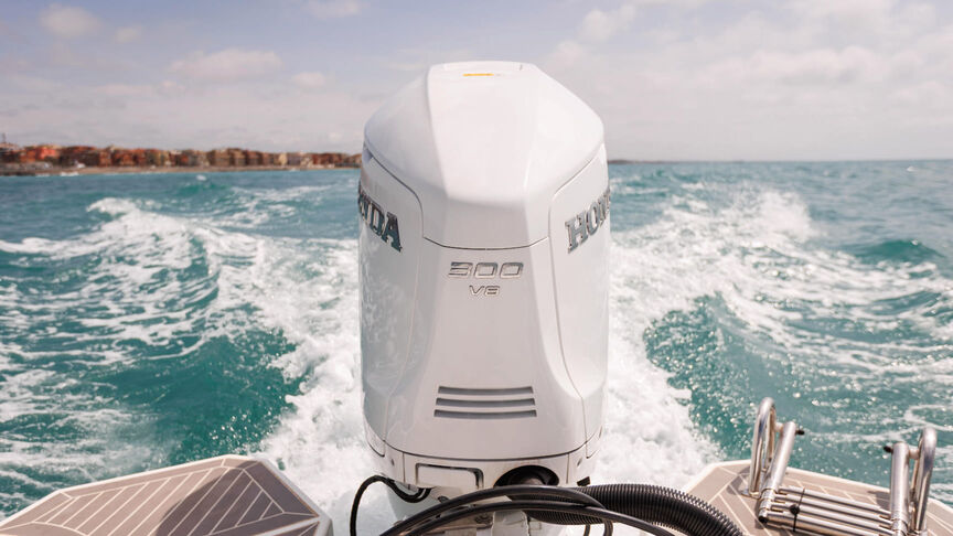 Close-up van boot met BF350 versnellingsbakontwerp op een locatie op zee.