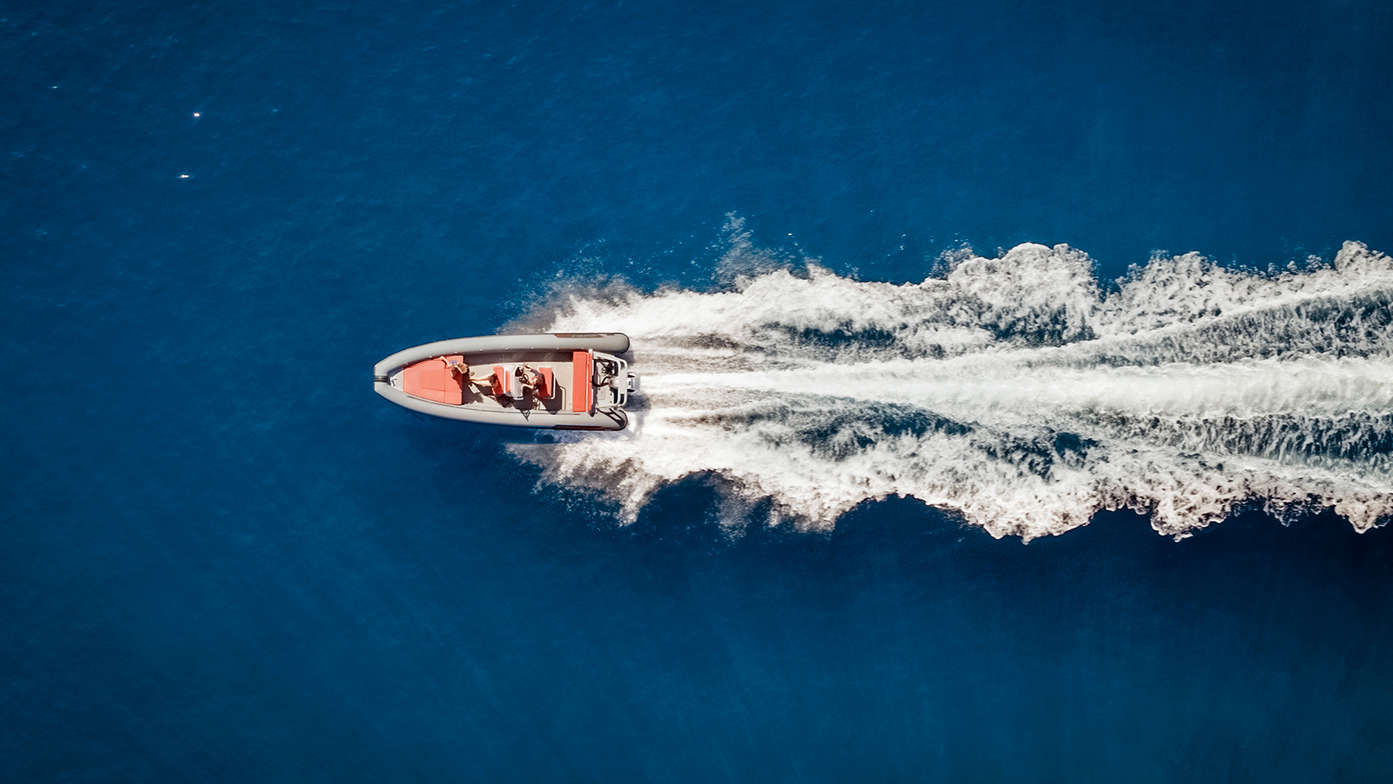 Bovenaanzicht van Honda rubberboot met buitenboordmotor.