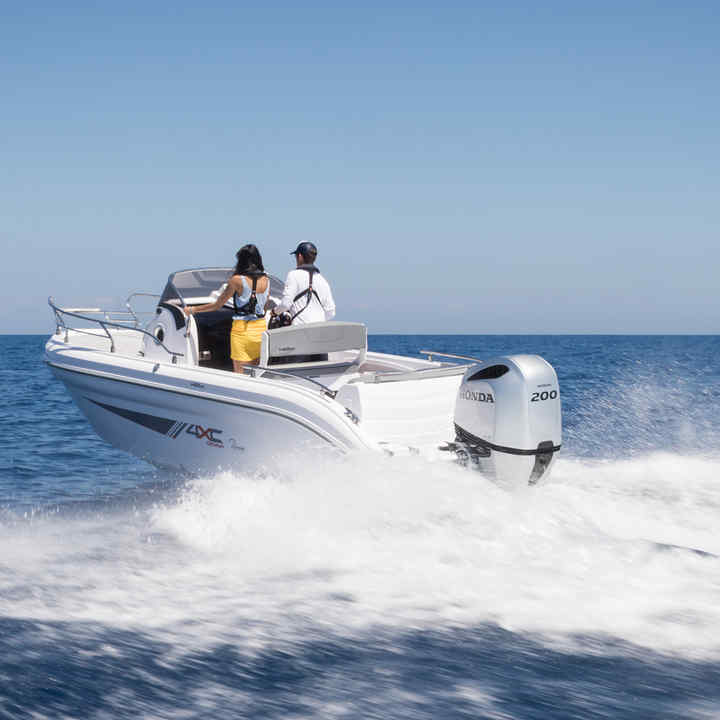 Boot op het water met de Honda V6-motor.