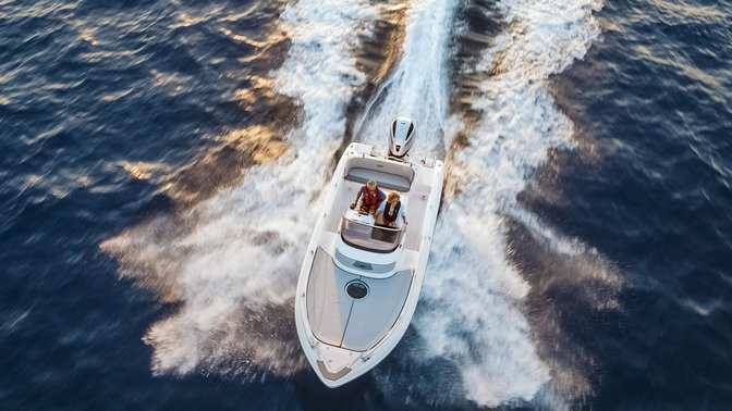 Bovenaanzicht van boot met Honda buitenboordmotor.