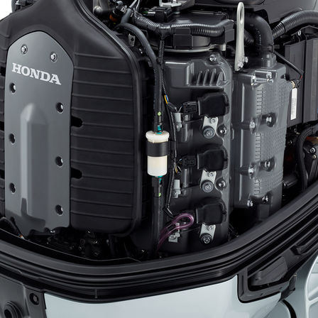 Close-up van Honda buitenboordmotor.