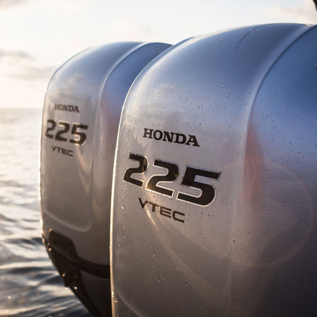 Close-up van 2x Honda BF225 buitenboordmotoren.