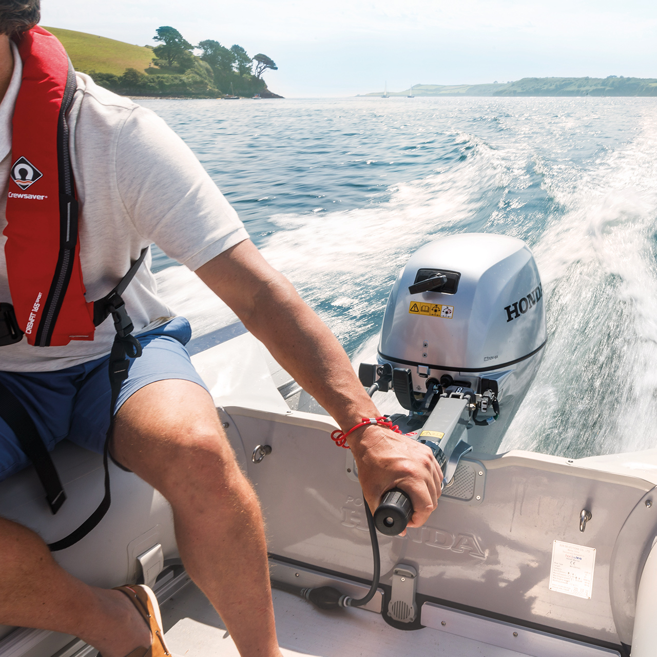 Close-up van Honda BF-motor in gebruik op locatie in het meer,