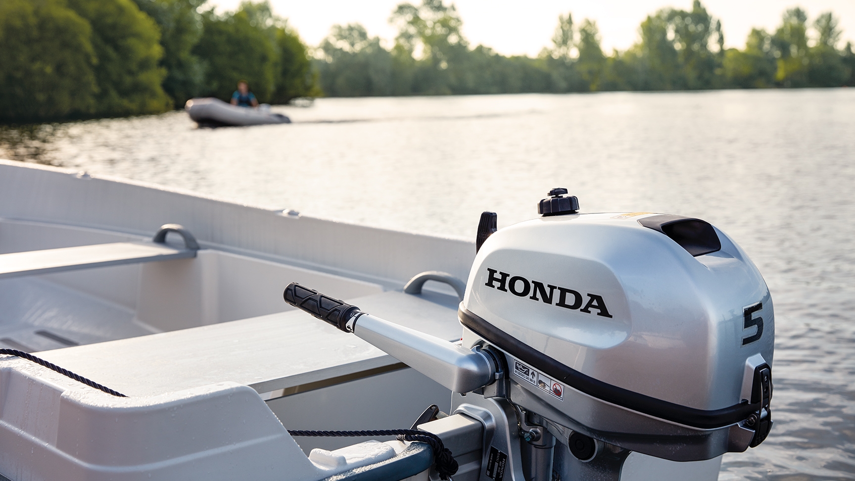 Honda BF5 motor wordt vervoerd.