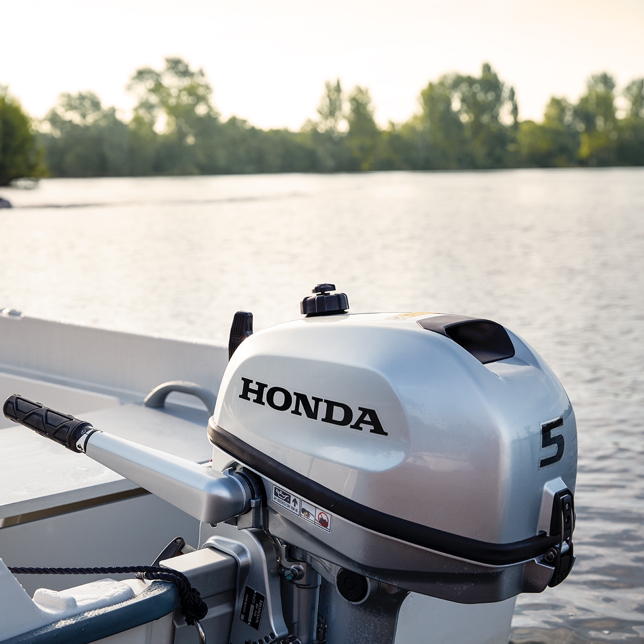 Honda BF5 motor wordt vervoerd.