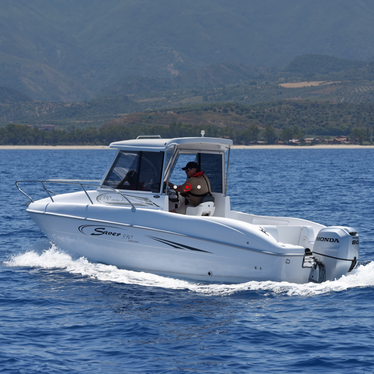 Model dat een boot bestuurt met de BF80-100-motor op zee.