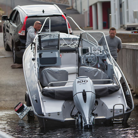 Boot met BF100 motor, in gebruik door modellen.