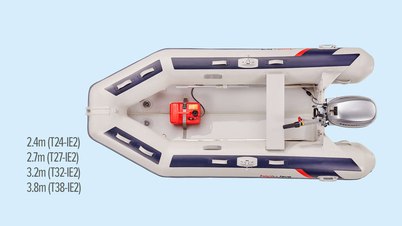 Links: Honda opblaasboot met airdeckbodem Rechts: Close-up van opblaasboot met airdeckbodem.