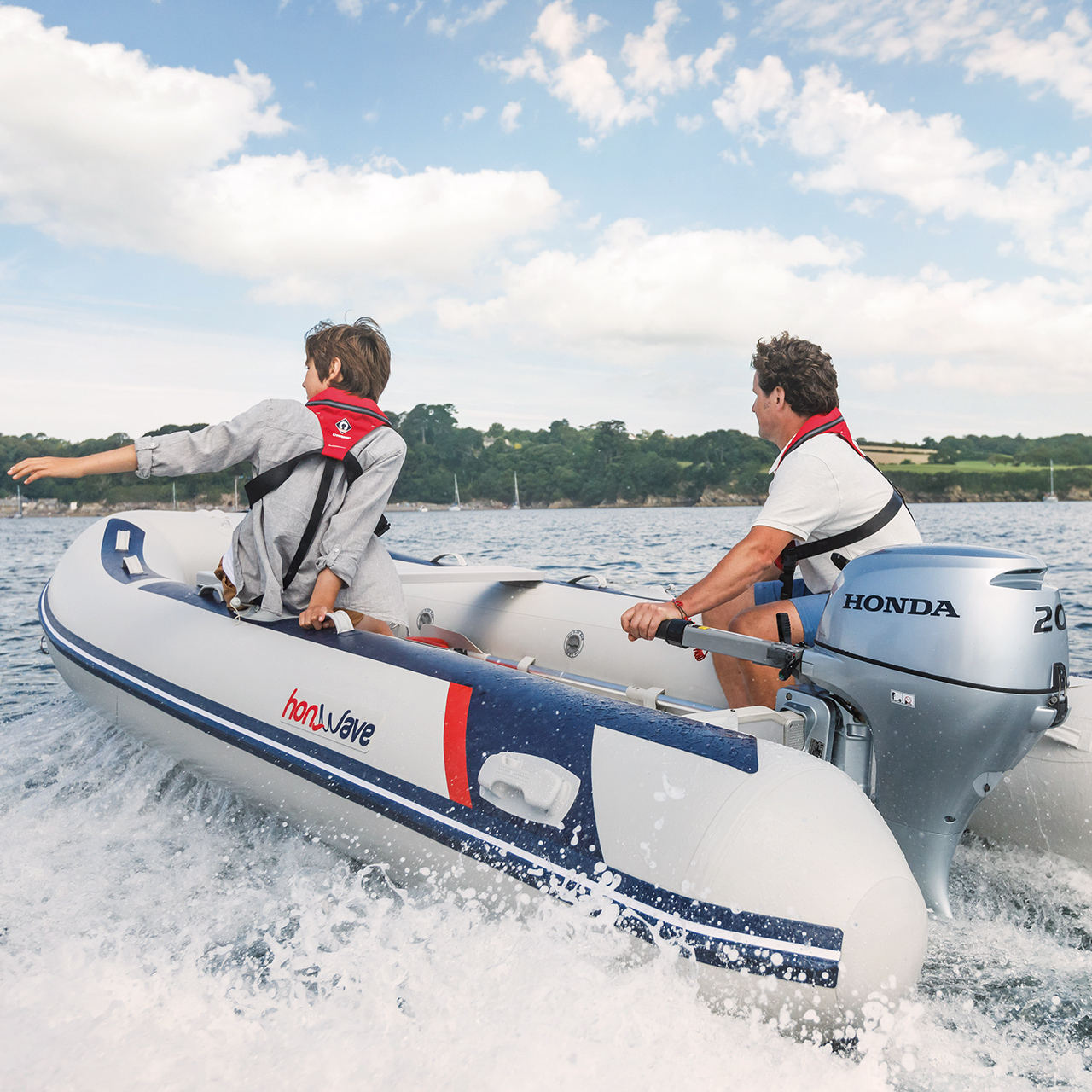 Close-up van twee mensen op boot in open water